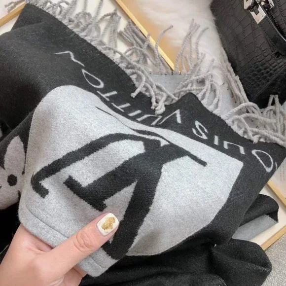 ๐โจAUTHENTICโจ๐Louis Vuitton scarf - Picture 6 of 6